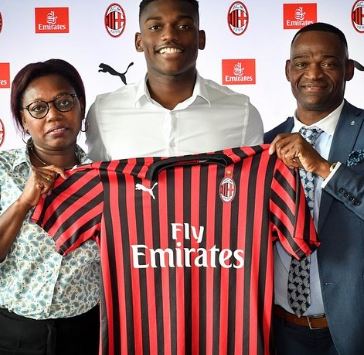 Antonio Leao with his wife when their son Rafael Leao signed AC Milan in August 2019